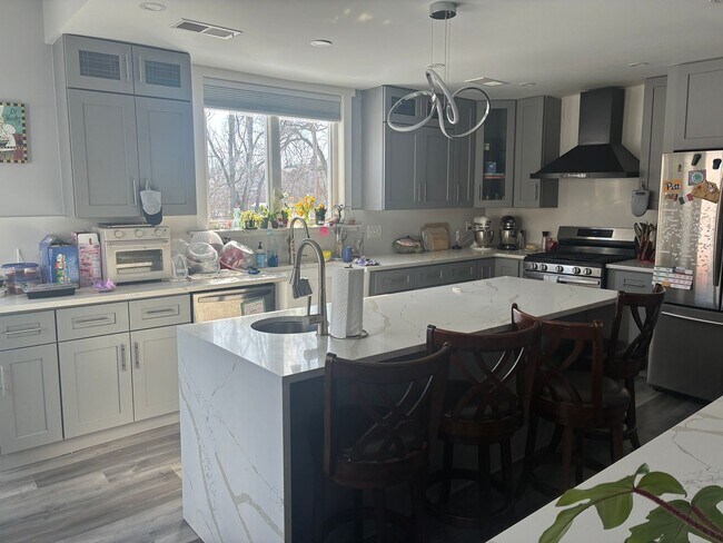 Building Photo - 4 BED 3.5 BATH RENOVATED HOUSE WITH AC LAUNDRY OUTDOOR SPACE!