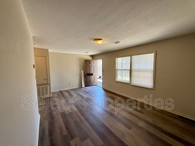 Foto del edificio - 819 W Matthews Ave