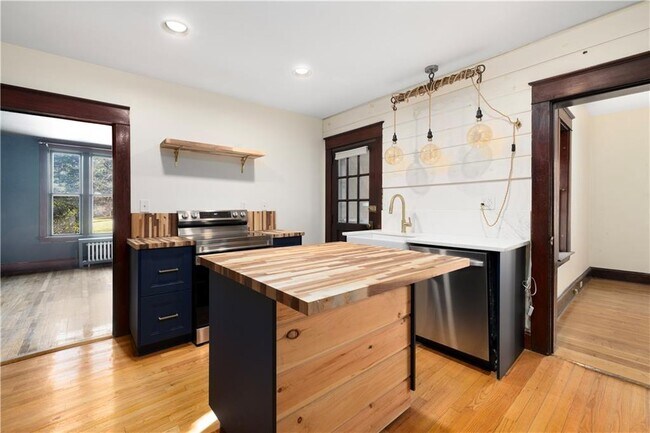 Building Photo - 31 Cranston Ave