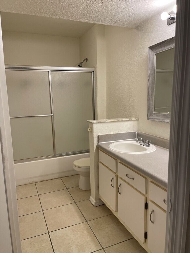 Foto del edificio - Beautiful 1st floor, 3 bedroom/2 bath cond...