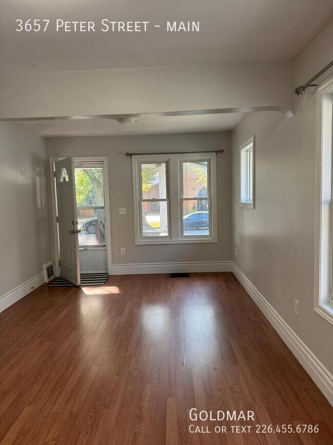 Building Photo - Beautiful main floor unit available immedi...