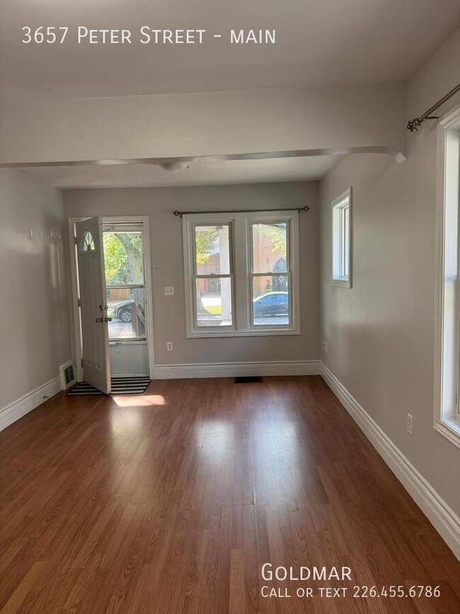 Photo du bâtiment - Beautiful main floor unit available immedi...