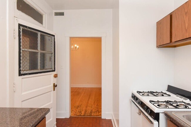 Foto del edificio - 3543 N Racine Ave