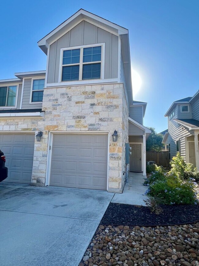 Foto del edificio - Fabulous Townhome in New Braunfels 3/2.5 ~ Minutes from Gruene ~ Move in Ready!