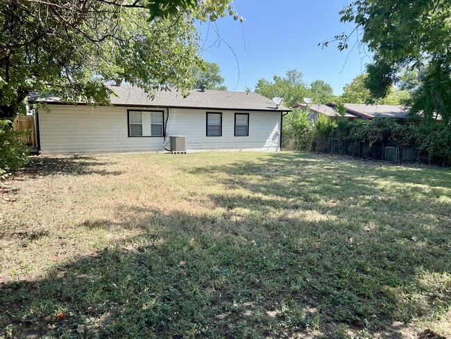 Building Photo - 4204 Bowling Green St