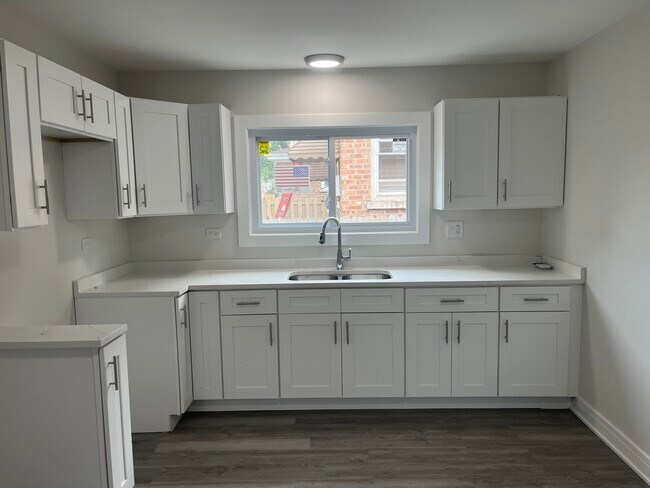 Building Photo - 13709 S School St