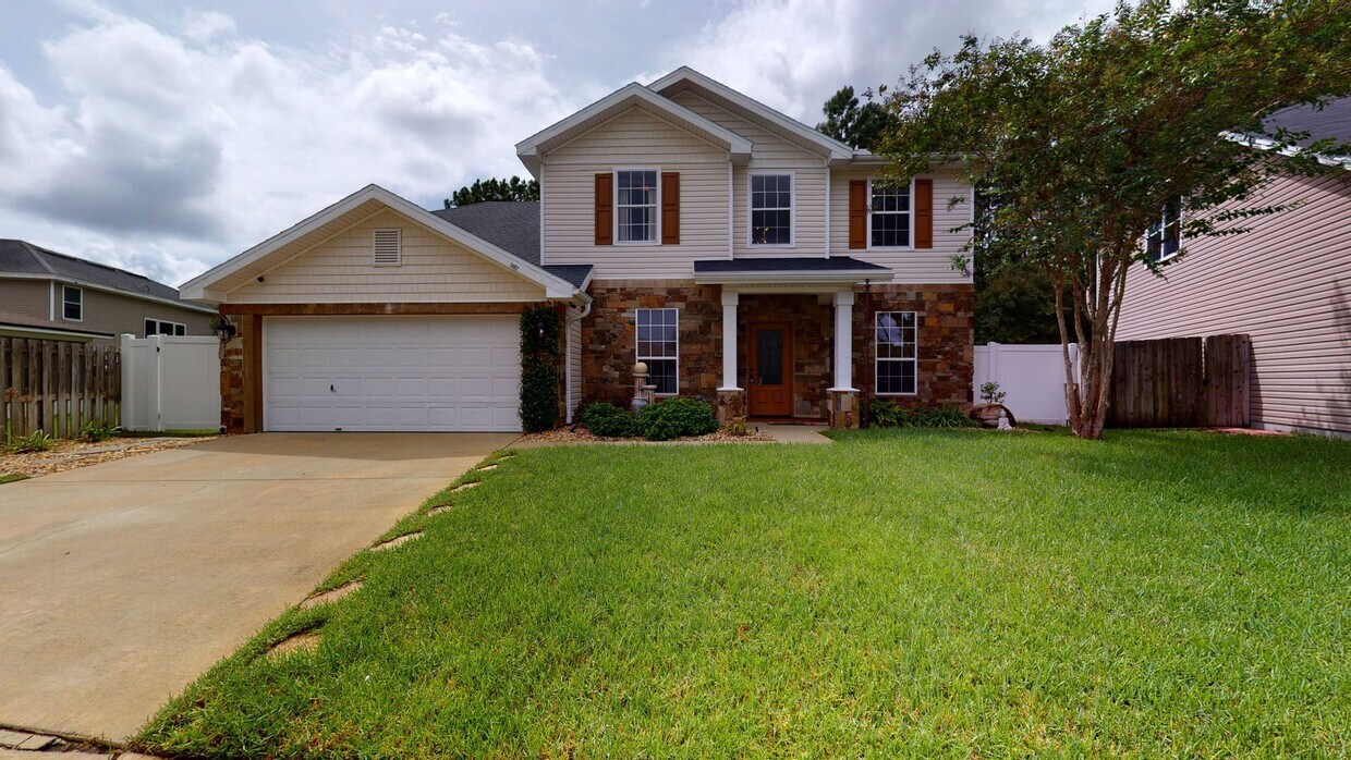 Primary Photo - Beautiful 4 bedroom, 2.5 bathroom home for...