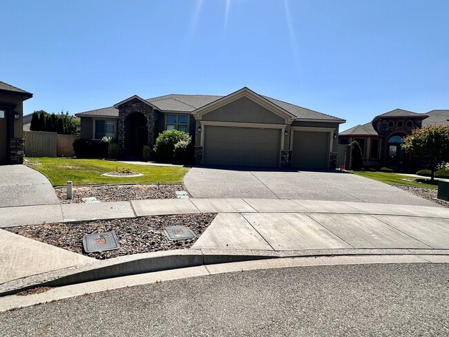 Building Photo - Spacious 4 Bedroom Home in Quiet Cul-de-Sa...