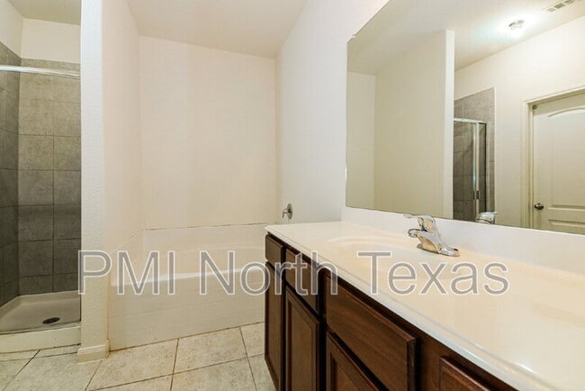 Building Photo - 330 Lavaca Dr