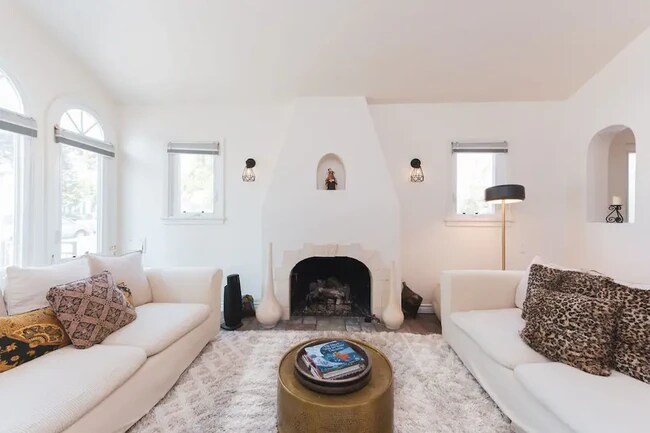 Furnished living room - 214 W Elmwood Ave