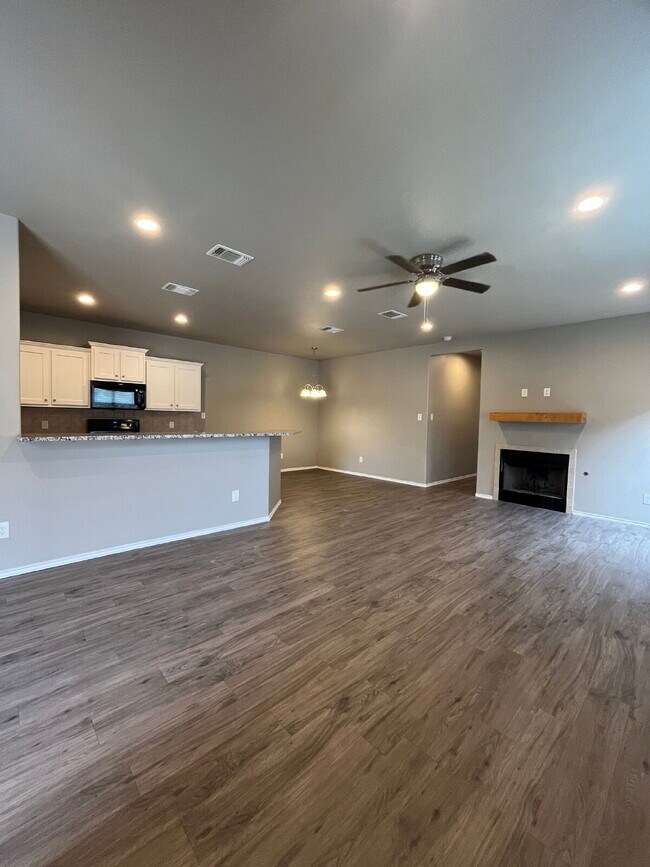 Building Photo - Spacious Duplex-3/2/2 Near Preston Manor!