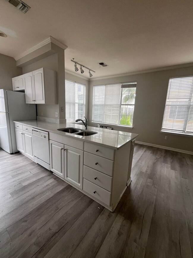 Building Photo - 860 N Orange Ave