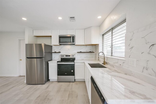 Building Photo - 2114 Shasta Dr