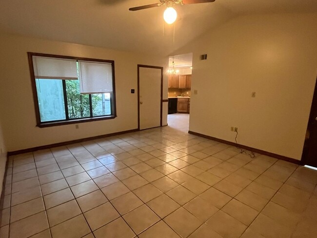 Building Photo - 404 Hunter Ridge Ln