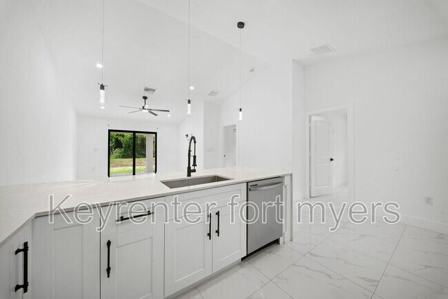 Foto del edificio - 668 Chemstrand St E