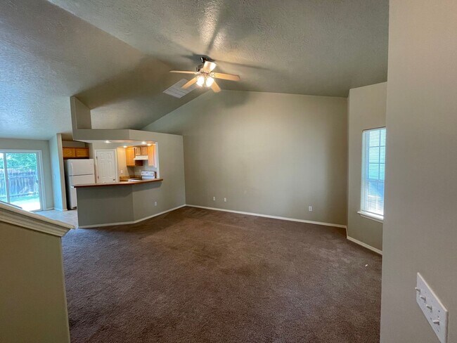 Building Photo - 4 Bed Meridian Home w/ 3 Car Garage & over...