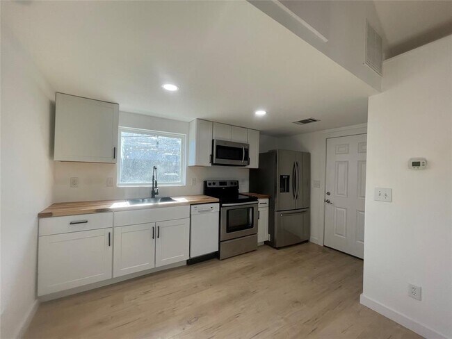 Building Photo - 1403 Newfield Ln