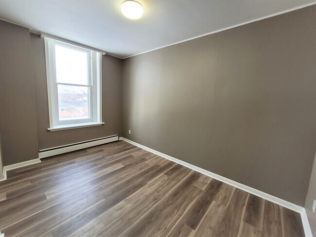 Building Photo - 15 Elgin St E