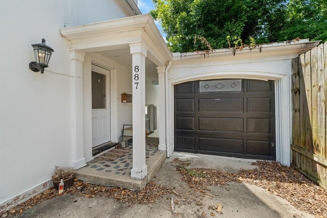Building Photo - 887 Poplar Rd