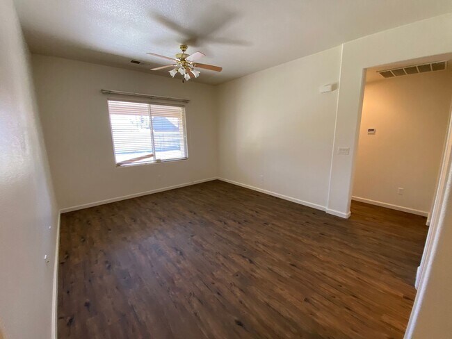 Foto del edificio - SW Visalia Home coming soon!!