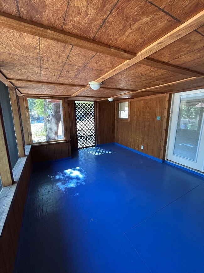 Building Photo - 703 Driftwood Ln