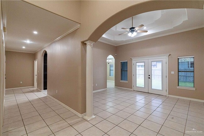 Building Photo - 824 Pine Lake Cir