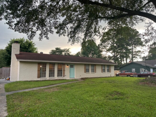 Building Photo - 330 Shawnee Dr