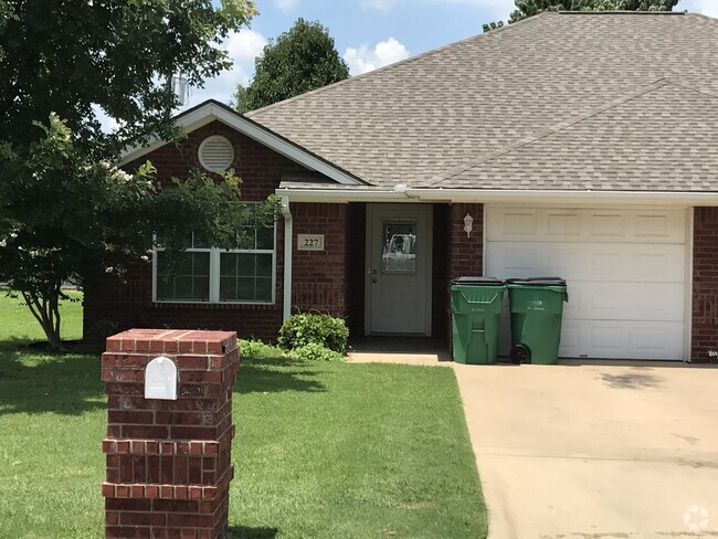 Building Photo - 227 Bluebonnet St