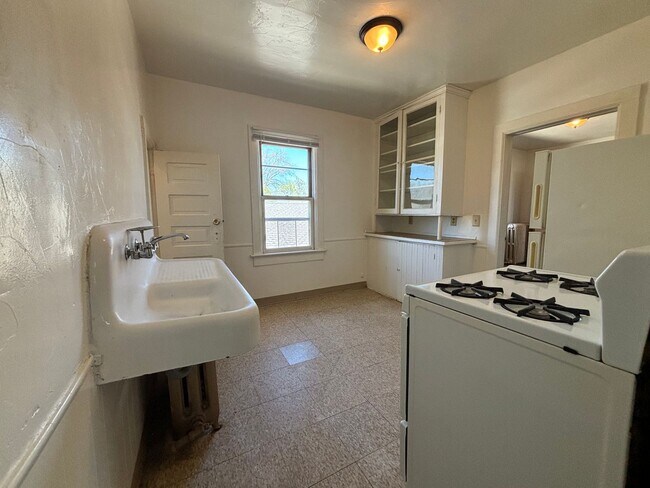 Building Photo - 828 S Maple Ave