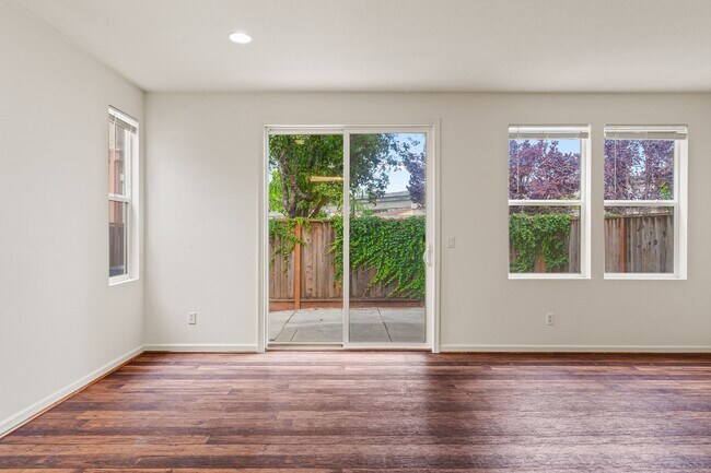 Foto del edificio - Modern 4 Bed Home with Office, AC, Garage,...