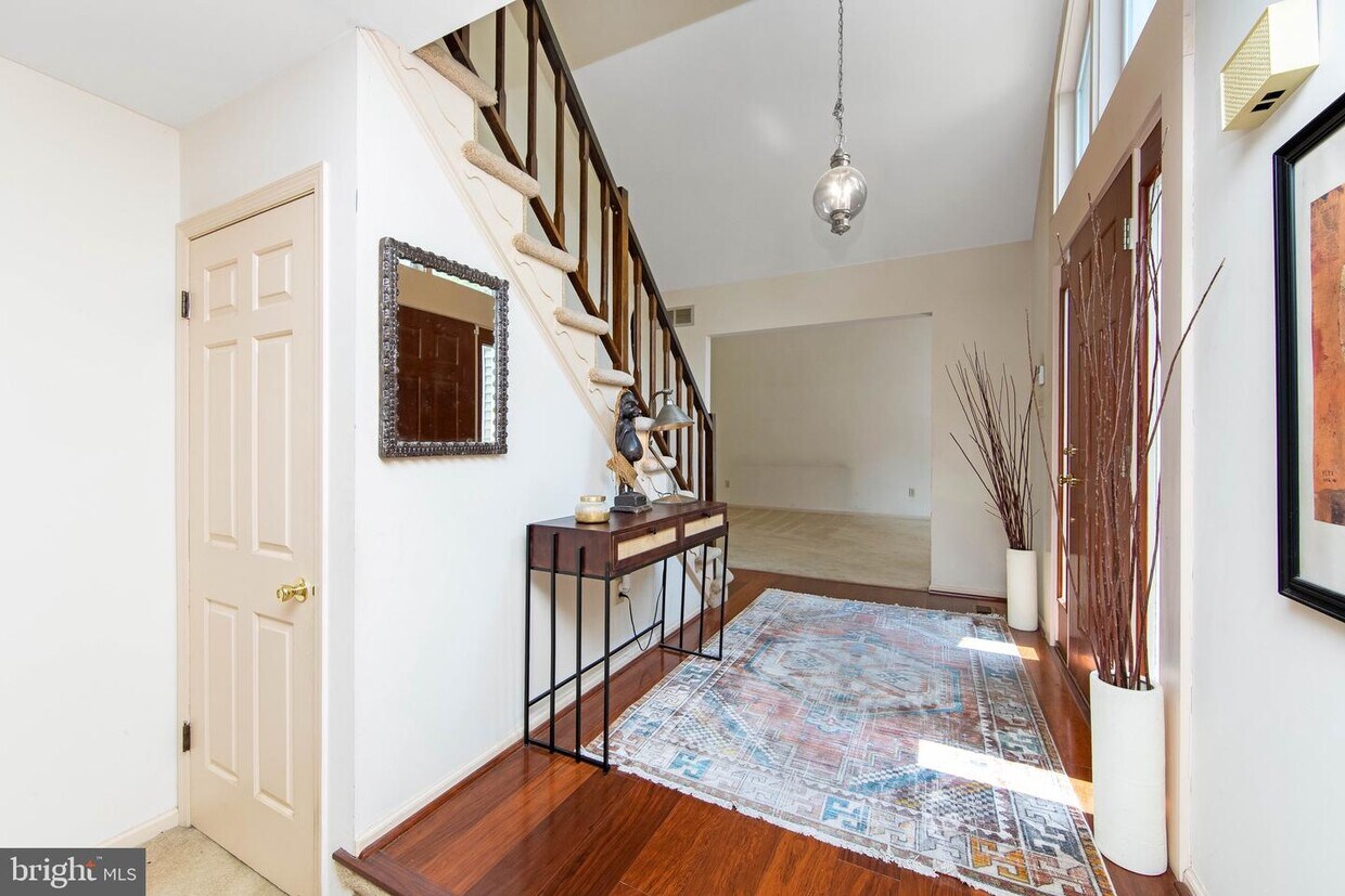 Primary Photo - 11 Acorn Hill Dr
