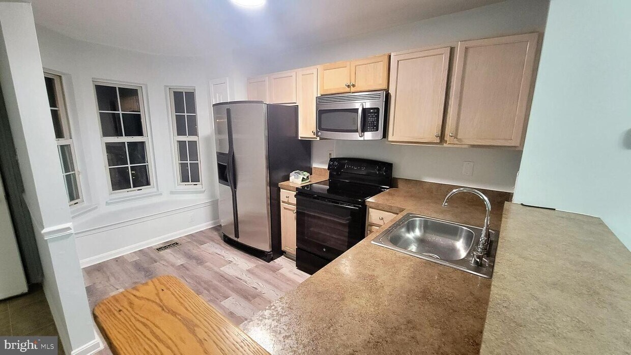 Primary Photo - 2429 Golders Green Ct