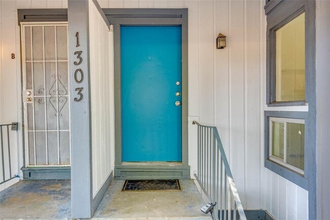 Building Photo - 1303 E St Johns Ave