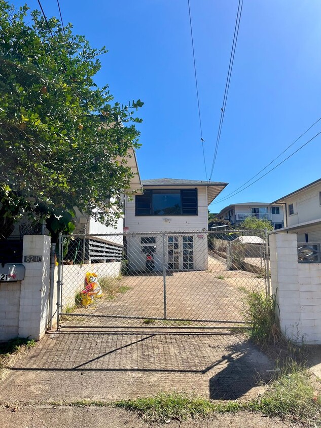 Foto principal - 3 Bedroom, 2 Bath Home in Kaimuki