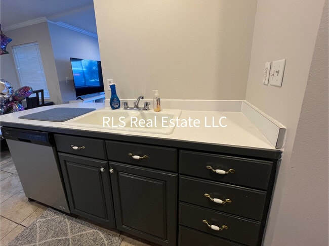 Building Photo - 1541 N Riverside Ave