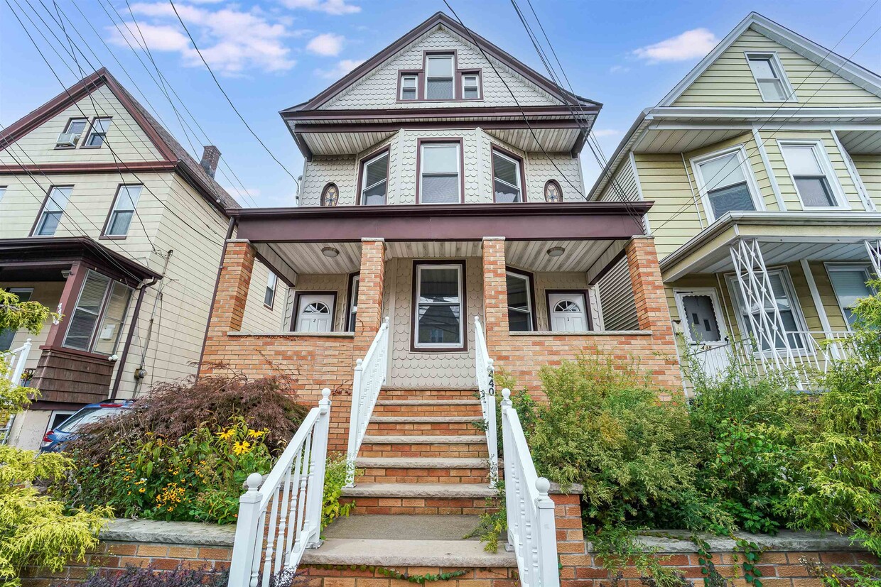 Primary Photo - 440 Ave E