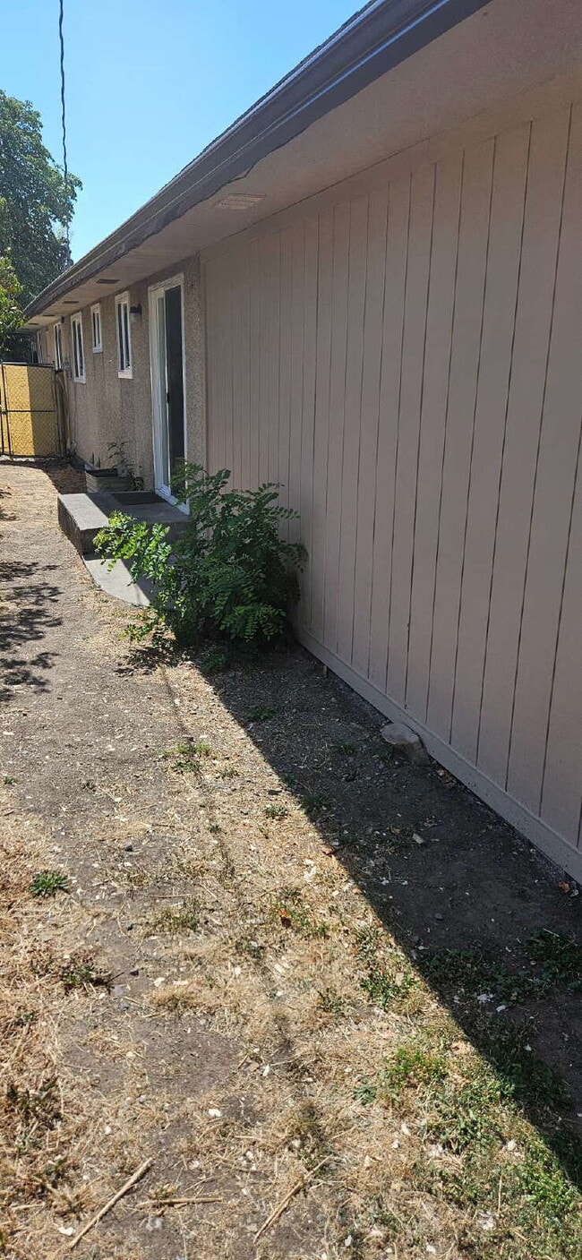 Building Photo - "Charming 3-Bed Duplex with Cozy Fireplace...
