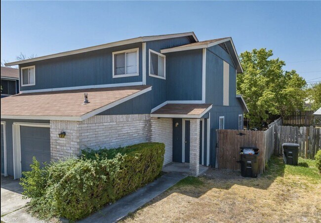 Foto del edificio - 2 br, 1.5 bath Townhome - 2404 Skylark Circle