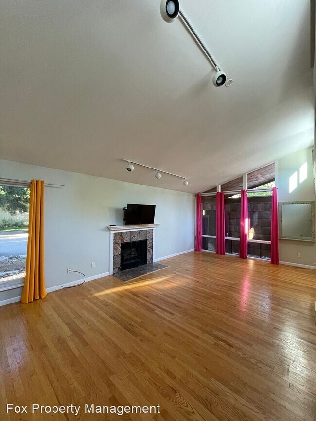 Foto del edificio - 3 br, 2 bath House - 2460 Juniper Avenue
