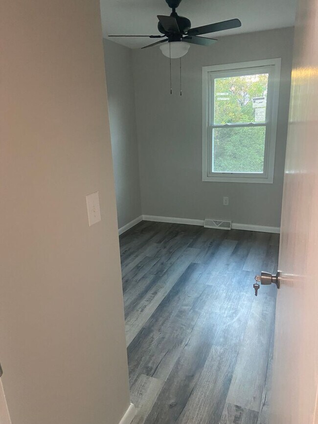 Building Photo - Spacious 3 bedroom townhouse