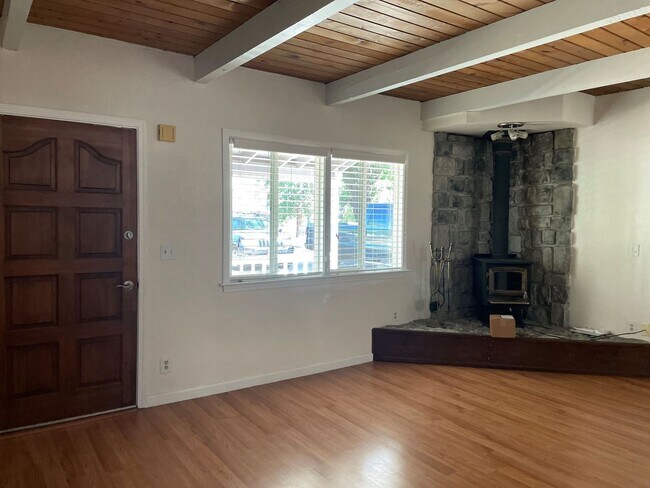 Foto del edificio - 4 bedroom, 2 bath home in Lake Wildwood ga...
