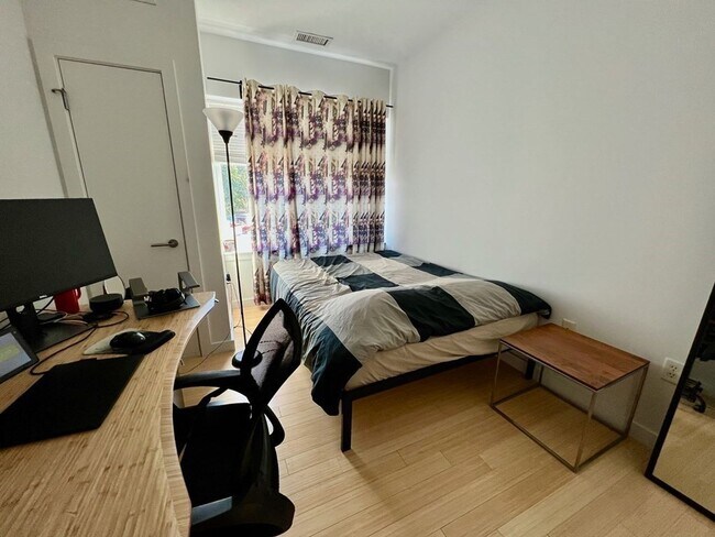 Foto del edificio - Condominium at Chestnut Hill Park