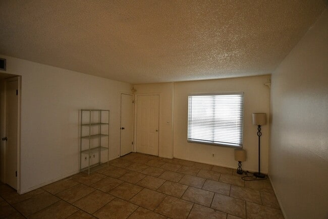 Building Photo - 3 bed 2 bath home in Mesa $1850 per mo plu...