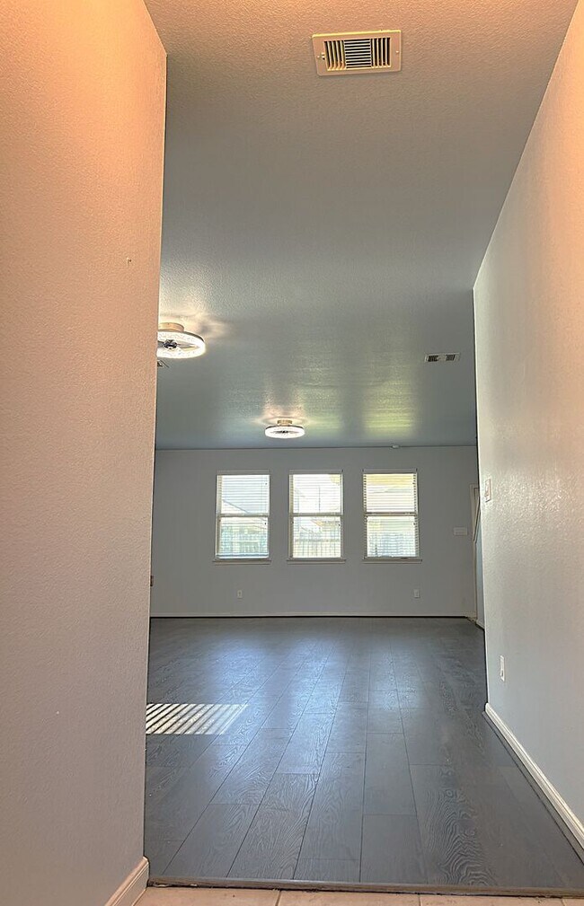 Building Photo - Spacious Four Bedroom Home Conveniently Located in Carpenters Landing