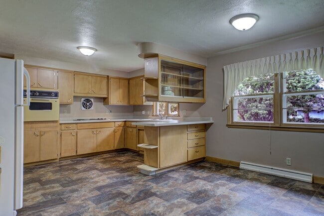 Building Photo - 2 bed, 1 bath –1270 SF – Nice Ranch Single...