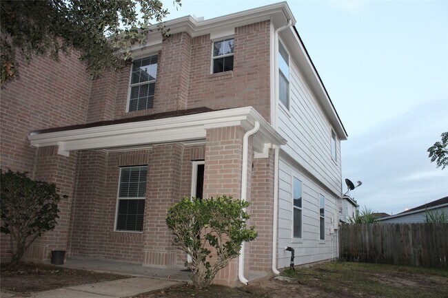 Foto del edificio - 8143 Sanders Forest Ct