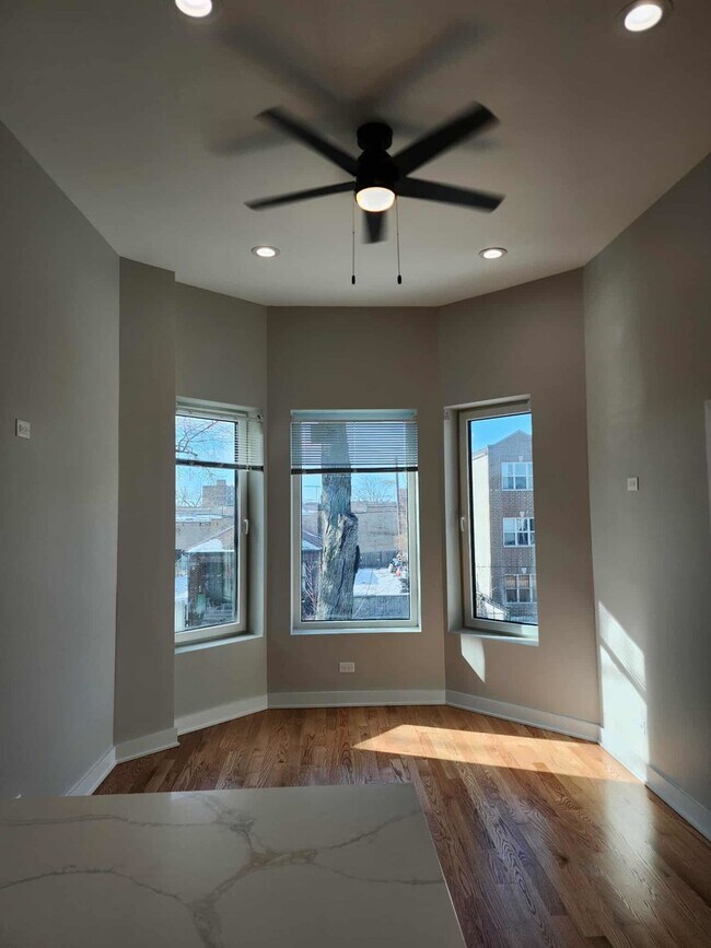 Foto del edificio - 6321 S Eberhart Ave