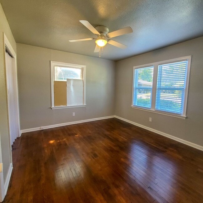 Building Photo - 2 Bedroom 1 bath Duplex