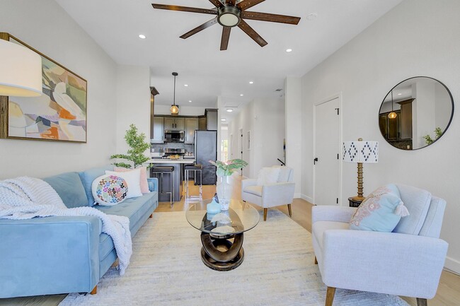 Building Photo - Stylish West Oakland 2/1 Flat - Completely Renovated.
