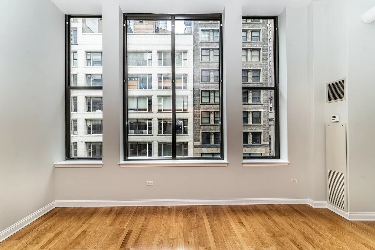 Foto principal - 8 W Monroe St